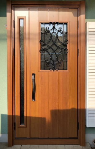 玄関ドアをオシャレな木目調の断熱ドアに交換工事いたしました(横浜市A様邸)